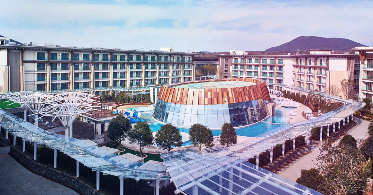 Jeju Shin Hwa World Cuts Net Loss by 30% in 2025