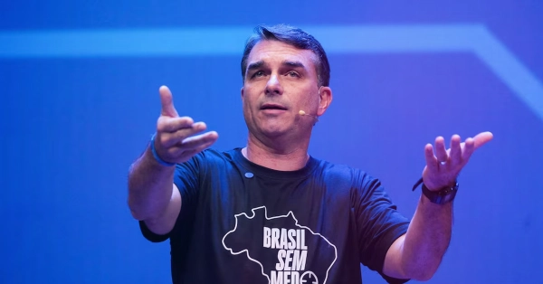 Flávio Bolsonaro Proposes Ban on Social Funds for Betting